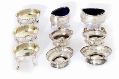 Set di nove saliere in argento con interni in vetro blu e dorato