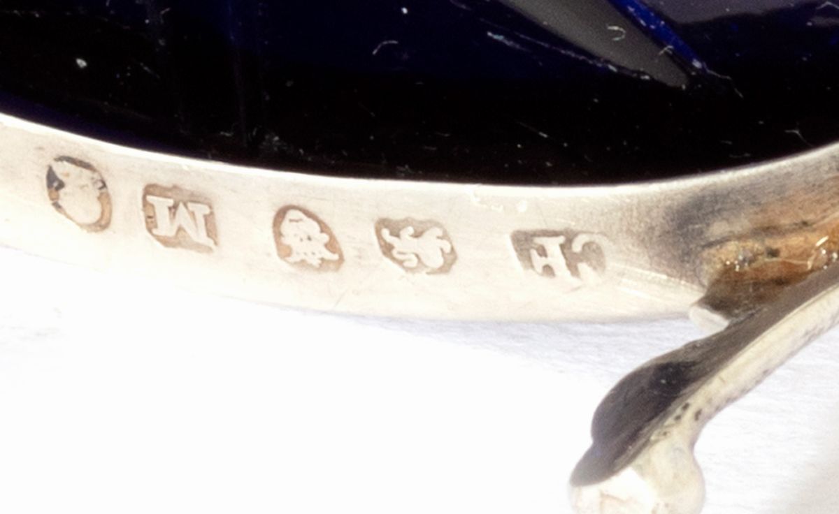 Set di nove saliere in argento con interni in vetro blu e dorato