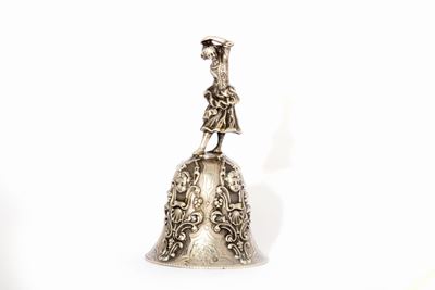 Campanella in argento cesellato con presa a forma di fanciulla danzante, Francia, XIX secolo