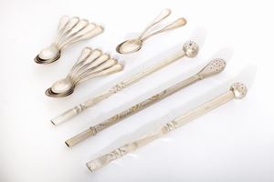 Lot consisting of 12 coffee spoons and three silver utensils