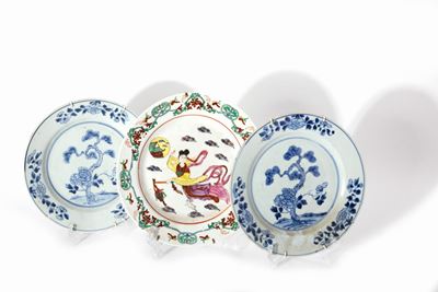 Cina, Lotto composto da tre piatti in porcellana, due bianchi e blu, uno policromo con Guanyin, s...