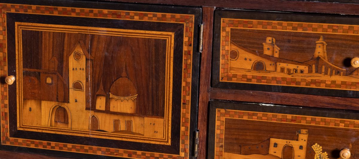 Stipo Monetiere in Legno Finemente Intarsiato con Paesaggi e Architetture