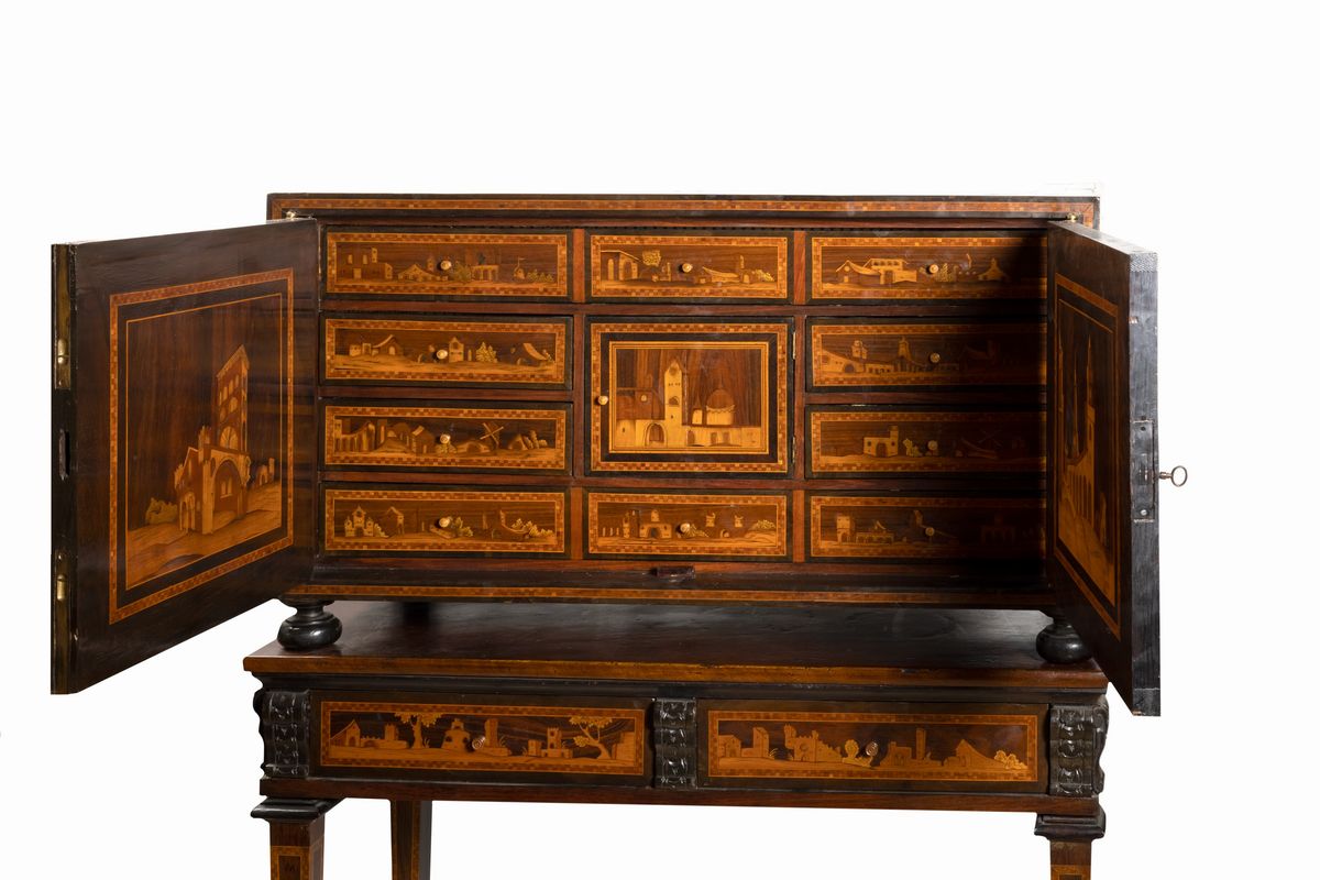 Stipo Monetiere in Legno Finemente Intarsiato con Paesaggi e Architetture