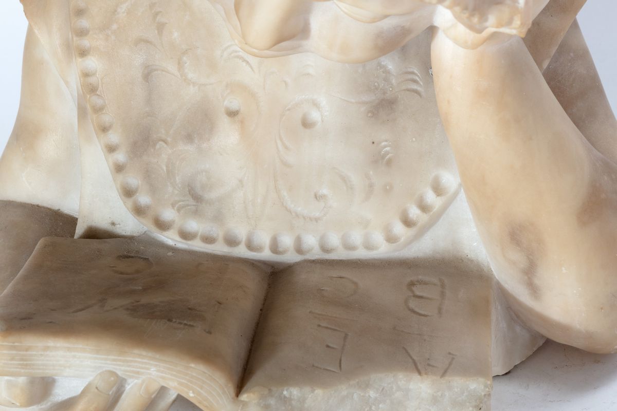 Scuola Italiana, Fine Secolo XIX - Scultura in alabastro, Bambina che impara a leggere