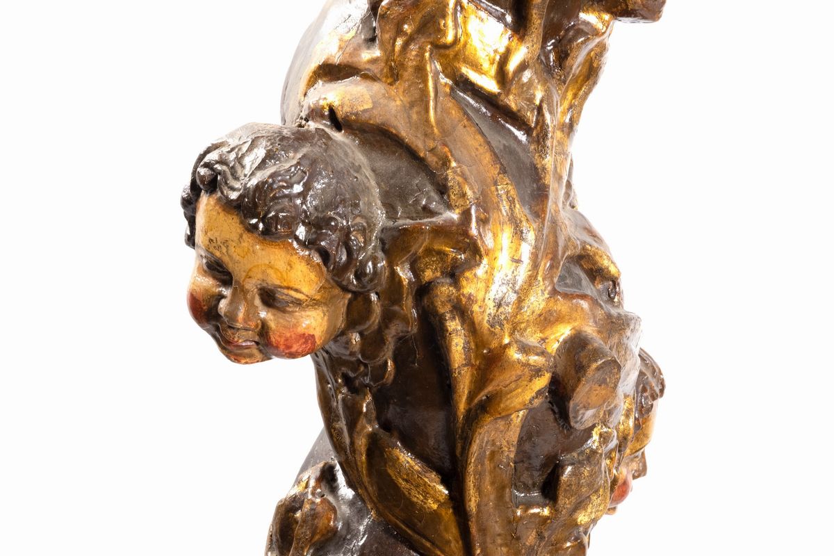 Colonna tortile in legno laccato e dorato, con teste di cherubini e foglie di acanto, secolo XVII...