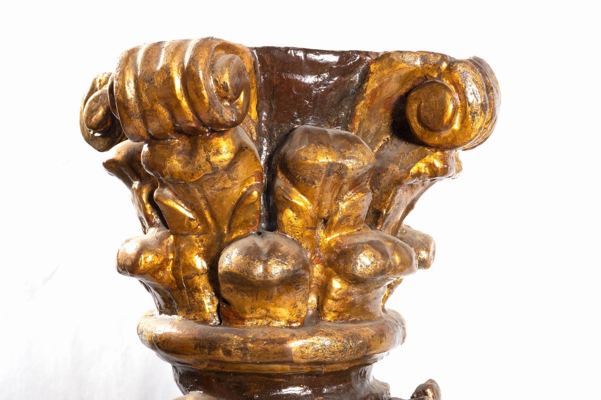 Colonna tortile in legno laccato e dorato, con teste di cherubini e foglie di acanto, secolo XVII...