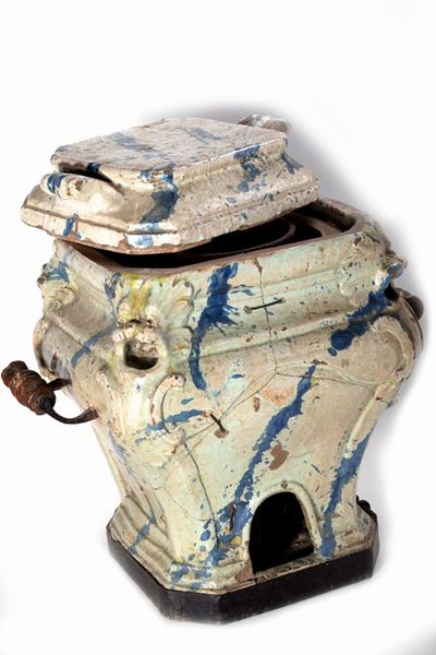 Stufetta in ceramica dipinta a finto marmo, bianca e blu, con mascheroni angolari
