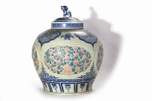 Large potiche in polychrome porcelain, China, 20th century