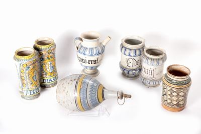 Lotto Composto da Cinque Albarelli, un Versatoio e una Fiasca in Ceramica Policroma, di Epoche e ...