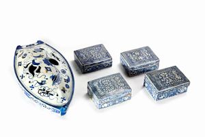 Lotto composto da una legumiera e quattro scatoline in porcellana bianca e blu, Cina secoli XIX - XX