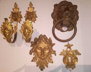 Lotto composto da cinque oggetti in bronzo dorato, secoli XIX - XX