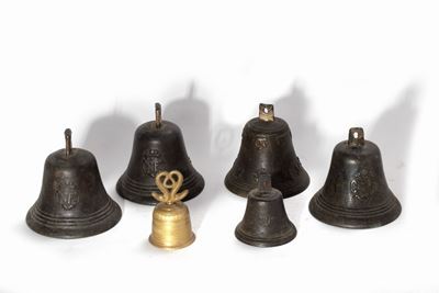 Set di sei campanelle antiche in bronzo, con finitura dorata e dettagli a serpente