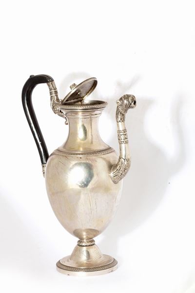 Caffettiera in argento con testa leonina sul beccuccio e manico in legno, Austria, XIX secolo