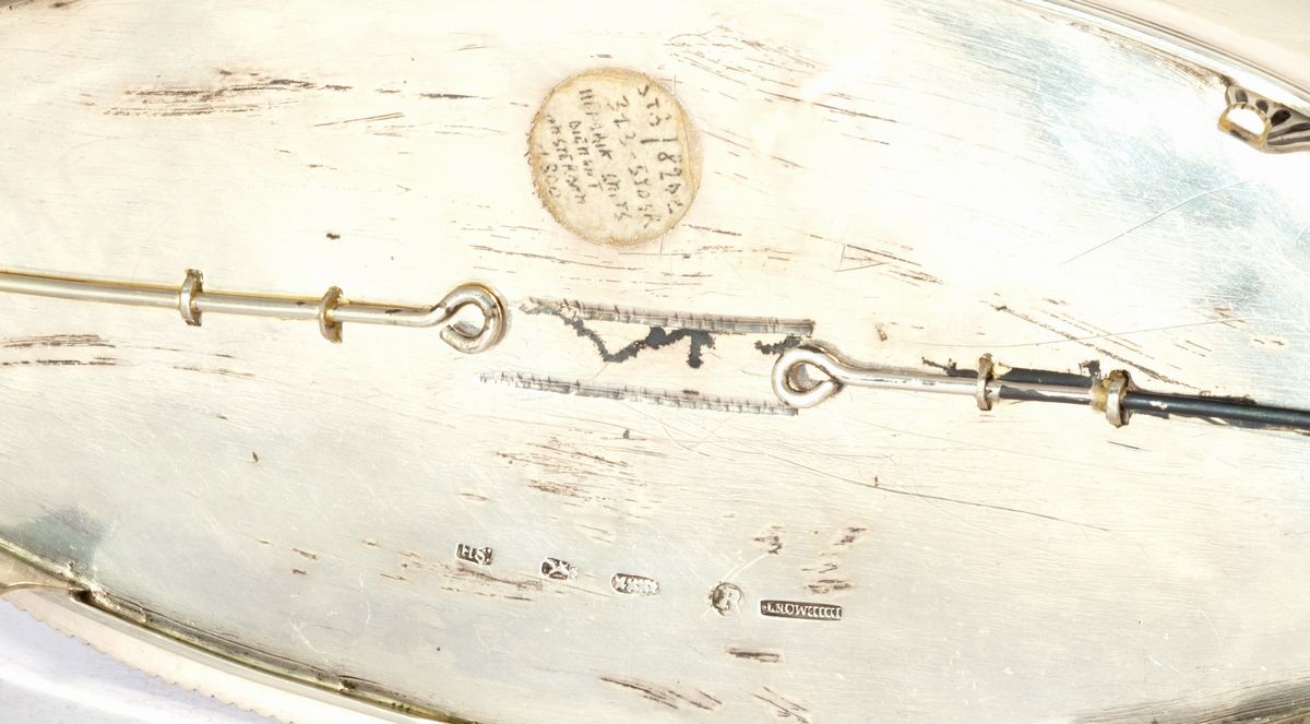 Oliera a forma di barca in argento con bottiglie in cristallo, Olanda, secolo XIX