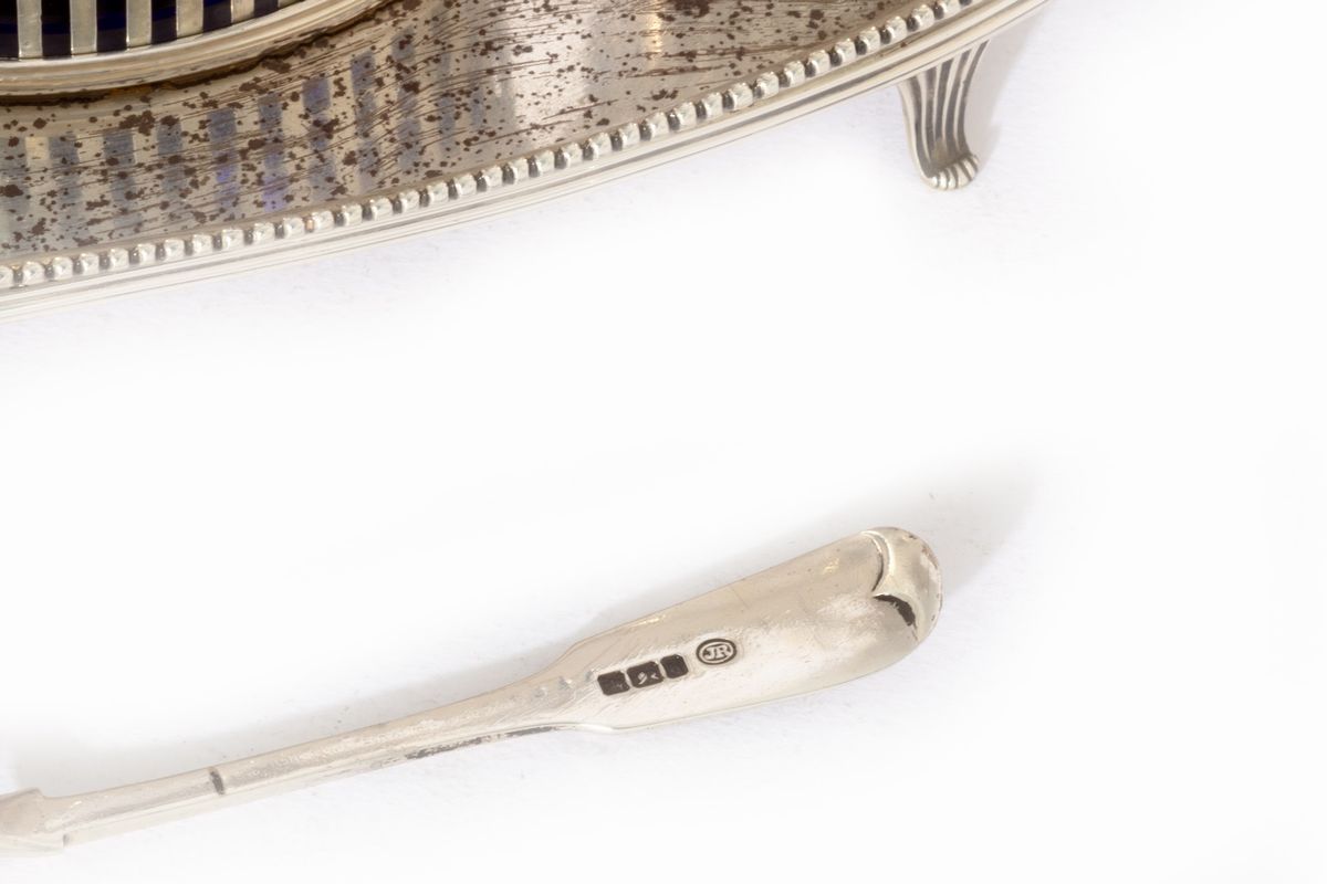 Oliera a forma di barca in argento con bottiglie in cristallo, Olanda, secolo XIX