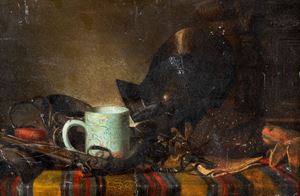 Natura morta con armi, una tazza in ceramica e altri utensili su un tavolo
