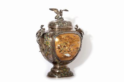 Vaso Shibayama, Giappone, periodo Meiji, argento, bronzo dorato e smalti con applicazioni in madr...