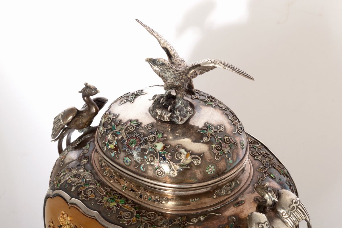 Vaso Shibayama, Giappone, periodo Meiji, argento, bronzo dorato e smalti con applicazioni in madr...