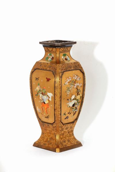 Vaso Shibayama in lacca dorata con inserti in madreperla, pietre dure e smalti, Giappone, periodo...