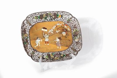 Vassoio Shibayama in argento con bordo traforato e inserti in madreperla, pietre dure e smalti, G...