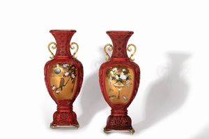 Coppia di vasi Shibayama in lacca rossa, con inserti in madreperla, pietre dure e smalti, Giappone periodo Meiji