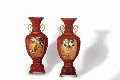 Giappone, Coppia di vasi Shibayama in lacca rossa con inserti in madreperla, pietre dure e smalti...