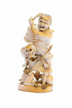 Eccezionale Okimono in avorio raffigurante figura demoniaca danzante con scheletro che suona, Giappone periodo Meiji