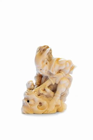 Okimono in avorio raffigurante figura demoniaca che lotta con un drago, Giappone periodo Meiji
