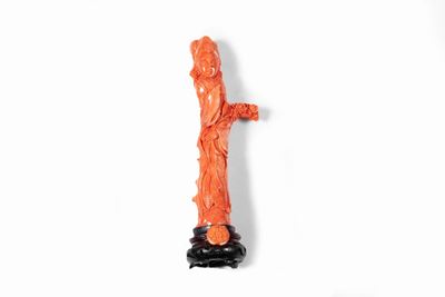 Guanyn in corallo, Cina, secolo XIX, altezza cm 19, su base in legno