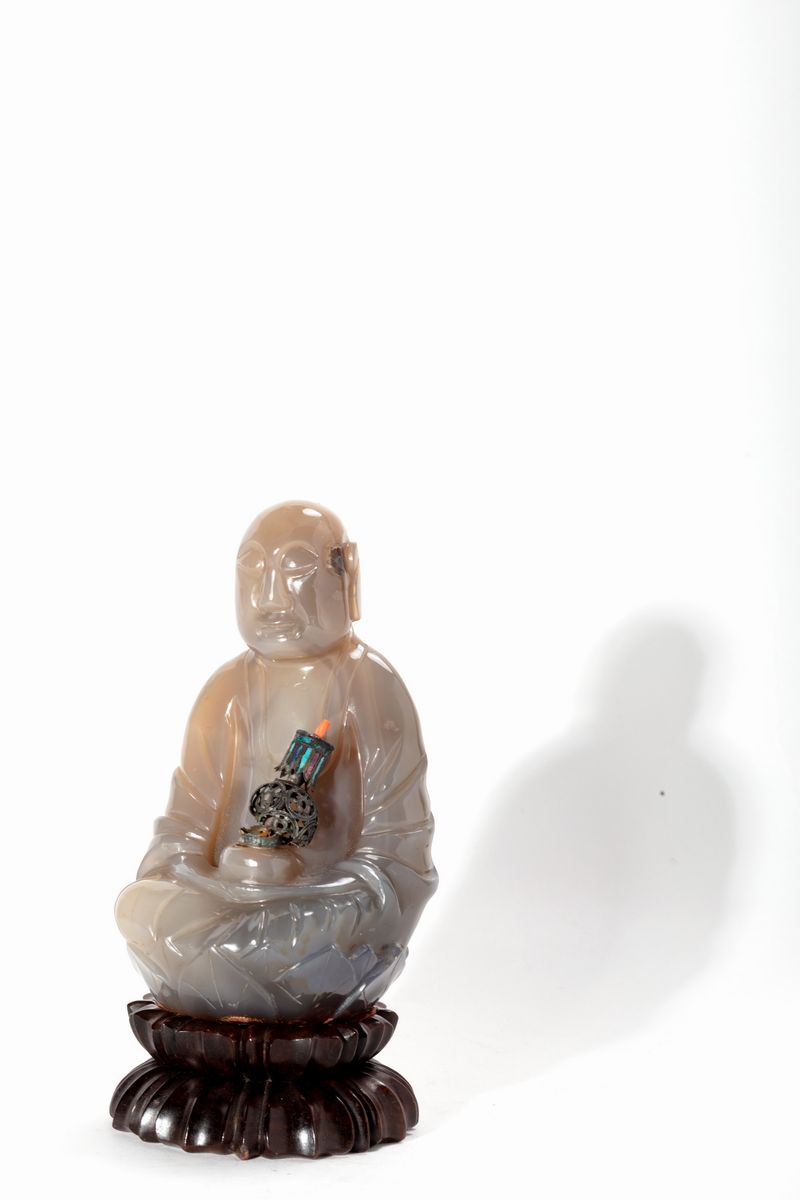 Buddha, figura in corniola con base legnosa, Cina, XX secolo