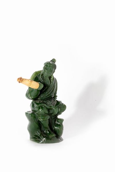 Scultura in giada spinacio raffigurante un vecchio seduto con ombrellino in osso, Cina, secolo XI...