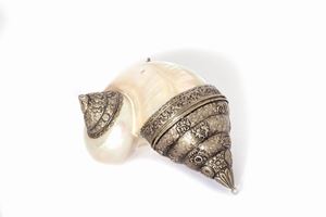 Nautilus con inserti in argento finemente cesellati, Tibet inizi secolo XX