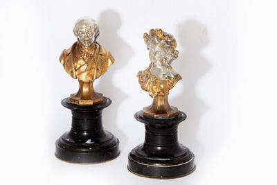 Francia, Due bustini in argento e bronzo dorato raffiguranti ritratti di gentiluomo e gentildonna...