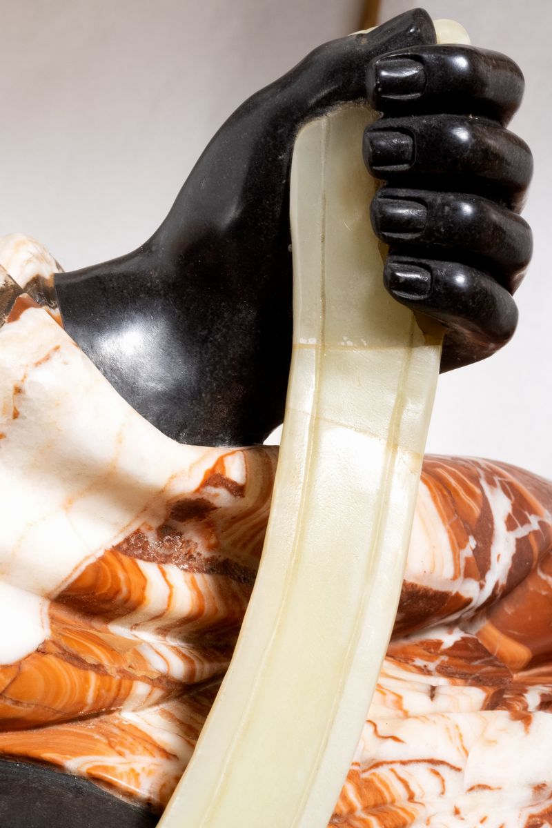 Scultore del XX secolo, Due sculture in marmo raffiguranti Mori - Allegoria delle Americhe