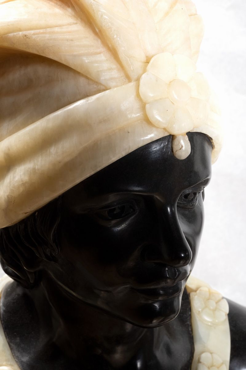 Scultore del XX secolo, Due sculture in marmo raffiguranti Mori - Allegoria delle Americhe