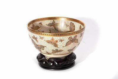 Giappone, Coppa in ceramica con decorazioni in oro e farfalle, periodo Meiji