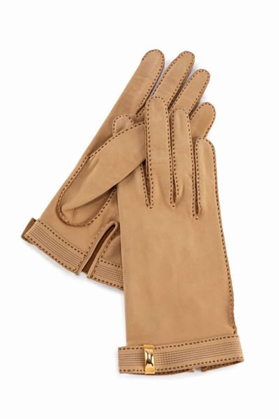 Paio di guanti in nappa color miele con dettagli in metallo dorato