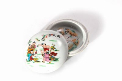 Cina, Scatolina in porcellana policroma con coperchio decorata con scene erotiche, secolo XX