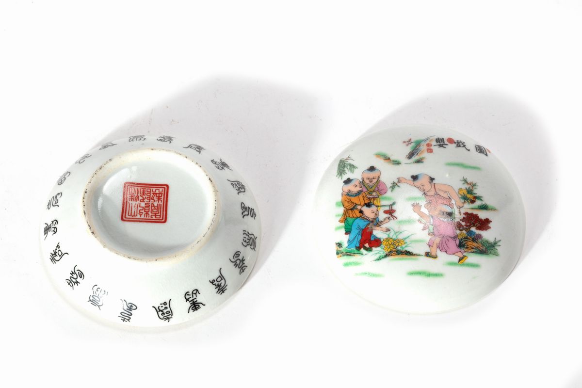 Cina, Scatolina in porcellana policroma con coperchio decorata con scene erotiche, secolo XX