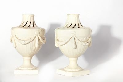 Coppia di vasi in maiolica bianca, fine XIX - inizio XX secolo