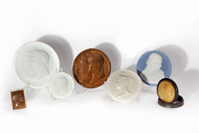 Lotto napoleonico, composto da sei placche, una miniatura e una scatolina circolare in legno, XIX...