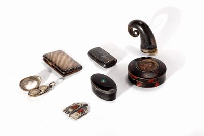Oggetti decorativi, Lotto composto da sei scatoline e una miniatura in materiali diversi, XIX - X...