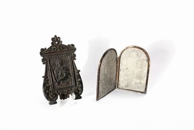 Ecce Homo, scultura in bronzo a patina scura con altarolo da viaggio, secolo XIX