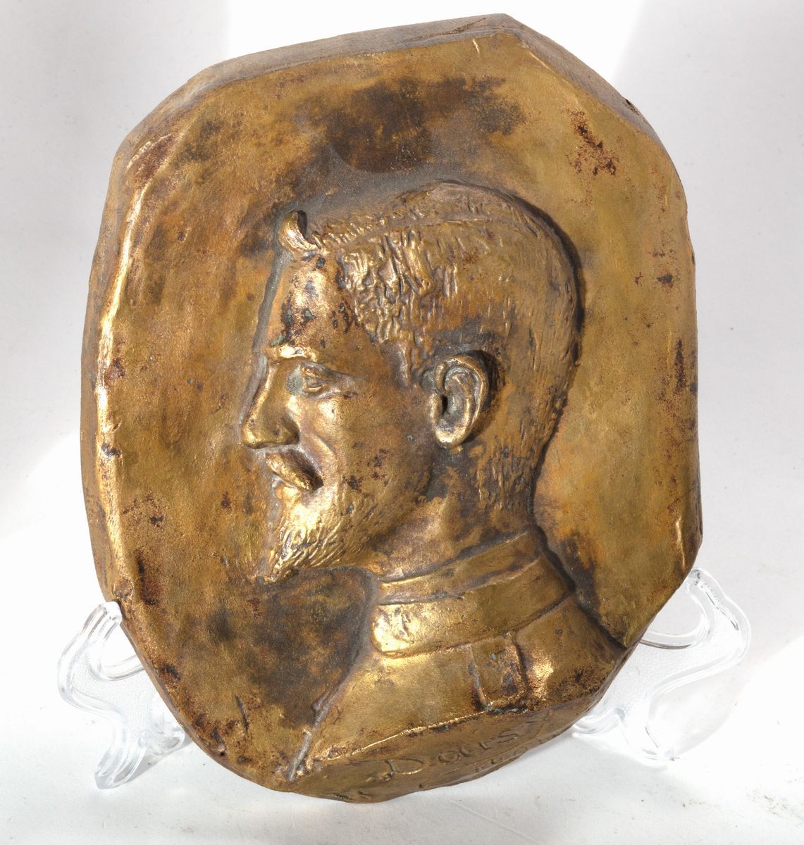 Lotto di 11 placche decorative in vari materiali, riproducenti profili di personaggi illustri, fi...