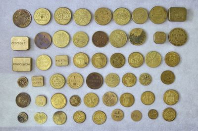 Collezione di oltre 50 pesi monetari, uniface