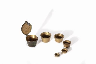 Serie di six antichi pesi in bronzo, cm 3,5 di altezza e 7 di diametro