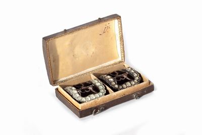 Coppia di fibbie in argento con zirconi, cm 5 x 4,5