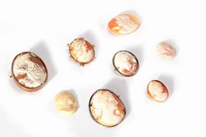 Lotto composto da otto cammei in materiali vari, con profili femminili, fine secolo XIX - inizi secolo XX