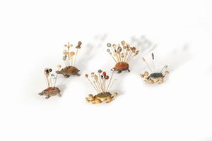 Lot consisting of five pin holders with 49 pins in gold, silver, semiprecious stones and glass paste