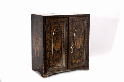 Stipo in legno ebanizzato e lacca dorata, decorato con motivi floreali e scene di vita, Cina, din...